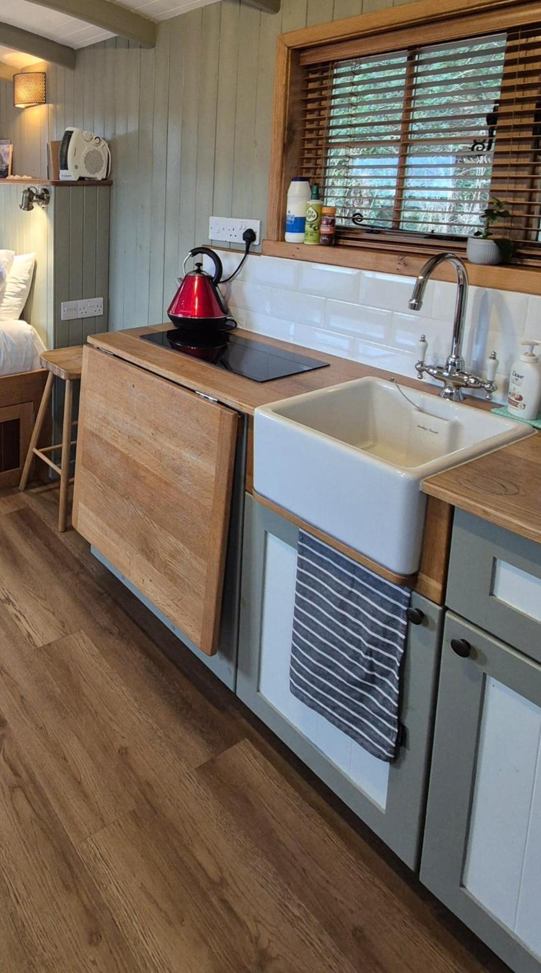 Corry Lodge Estate - Sheperds Huts Or Container Stays With Sea View 브로드포드 외부 사진