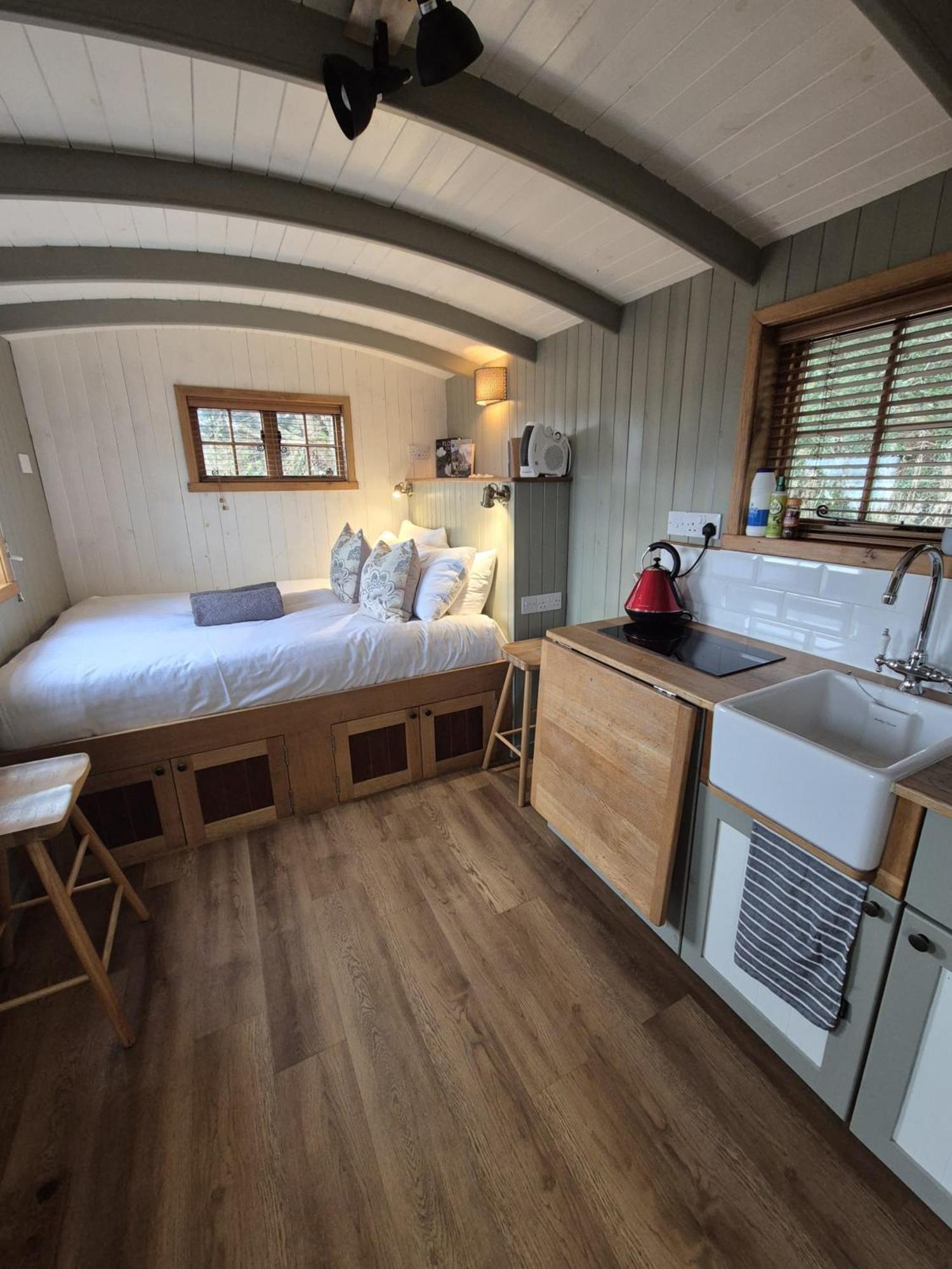 Corry Lodge Estate - Sheperds Huts Or Container Stays With Sea View 브로드포드 외부 사진