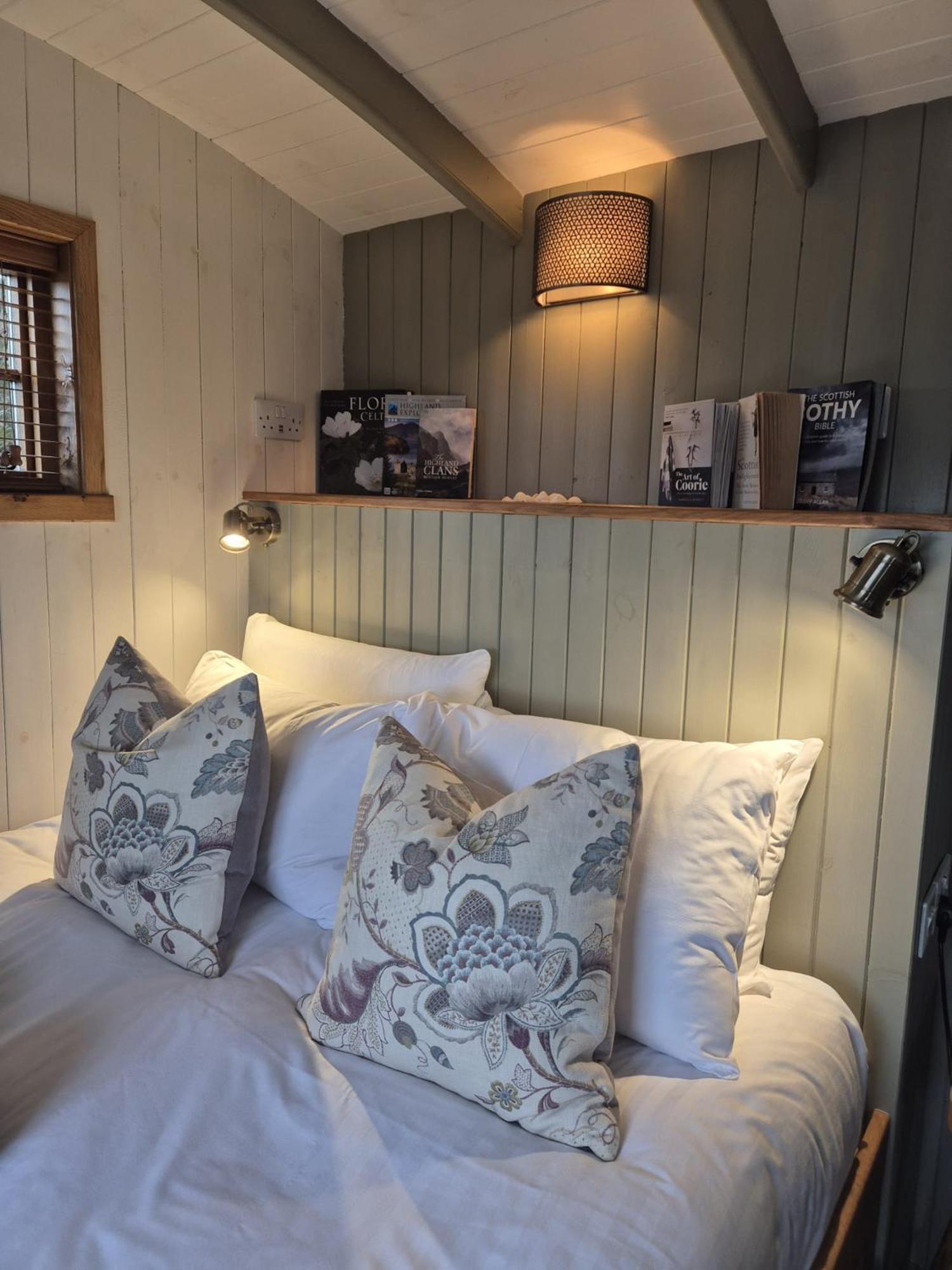 Corry Lodge Estate - Sheperds Huts Or Container Stays With Sea View 브로드포드 외부 사진
