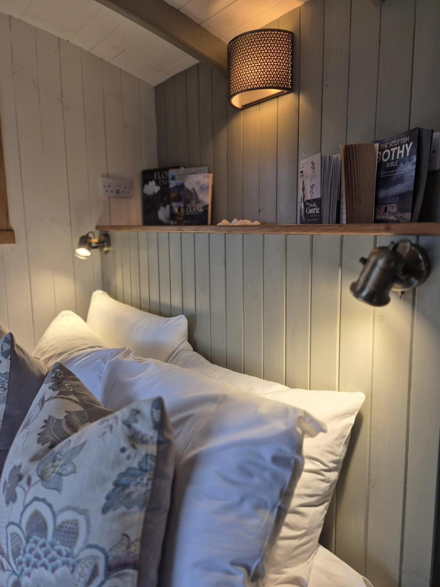 Corry Lodge Estate - Sheperds Huts Or Container Stays With Sea View 브로드포드 외부 사진