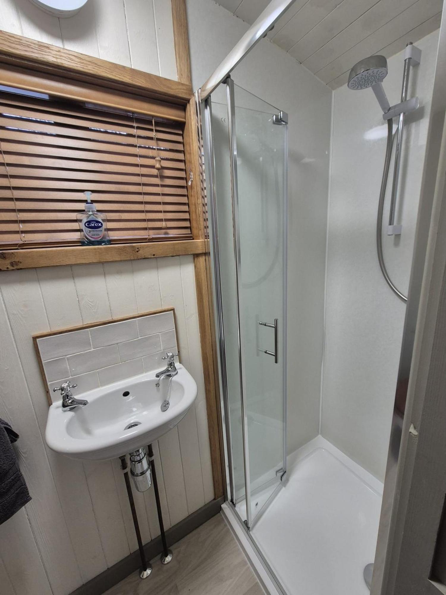 Corry Lodge Estate - Sheperds Huts Or Container Stays With Sea View 브로드포드 외부 사진