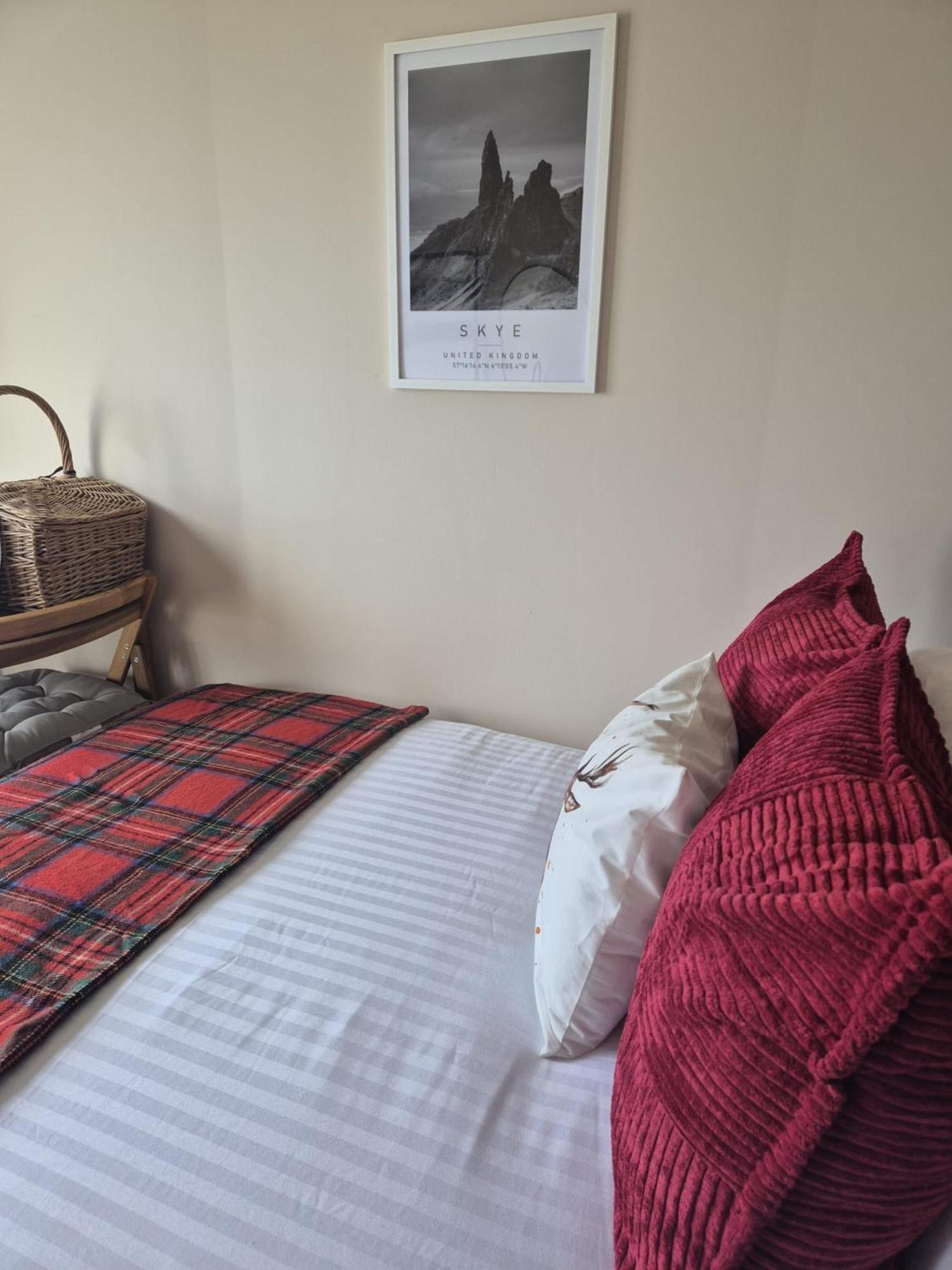 Corry Lodge Estate - Sheperds Huts Or Container Stays With Sea View 브로드포드 외부 사진