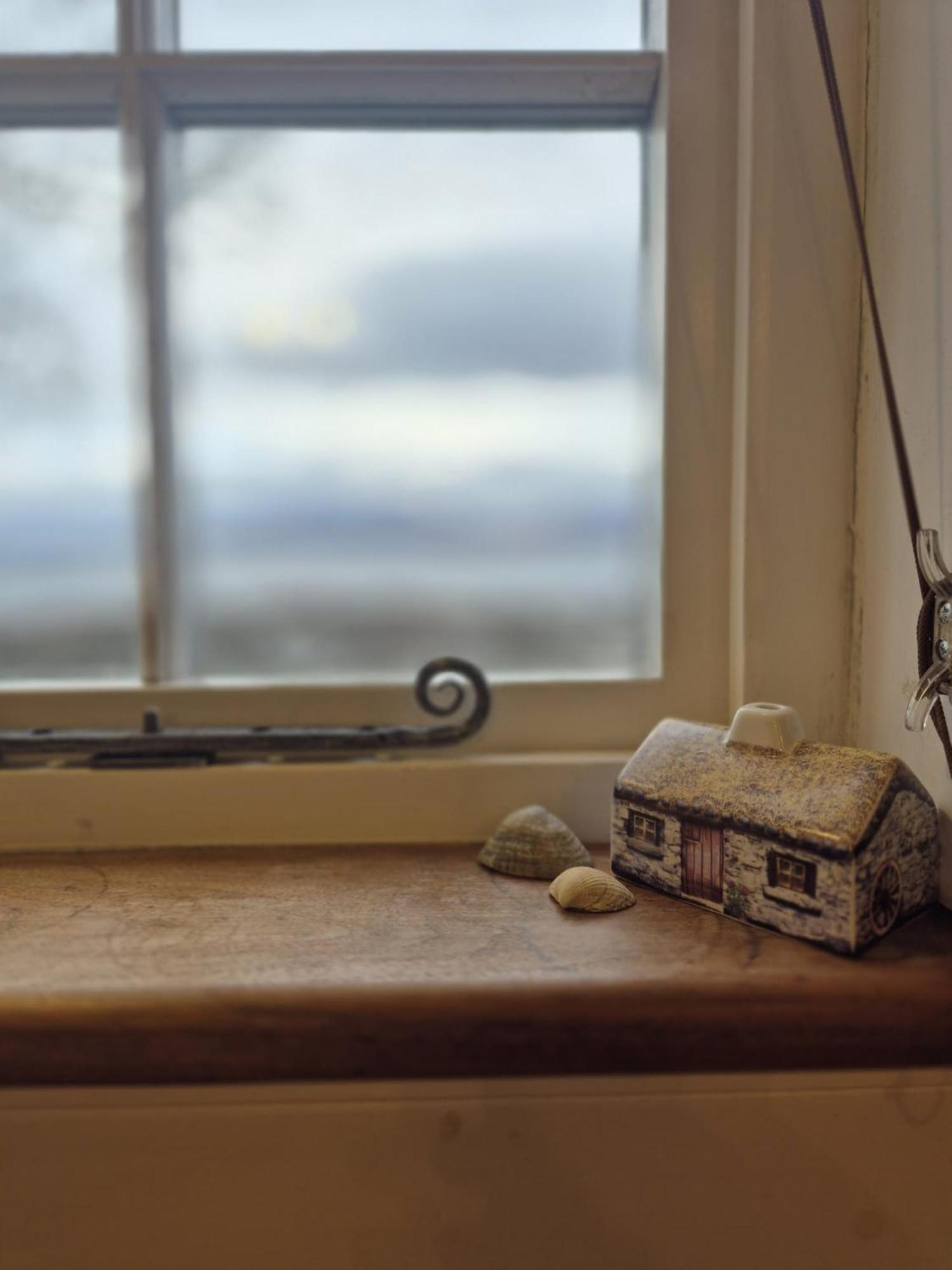 Corry Lodge Estate - Sheperds Huts Or Container Stays With Sea View 브로드포드 외부 사진