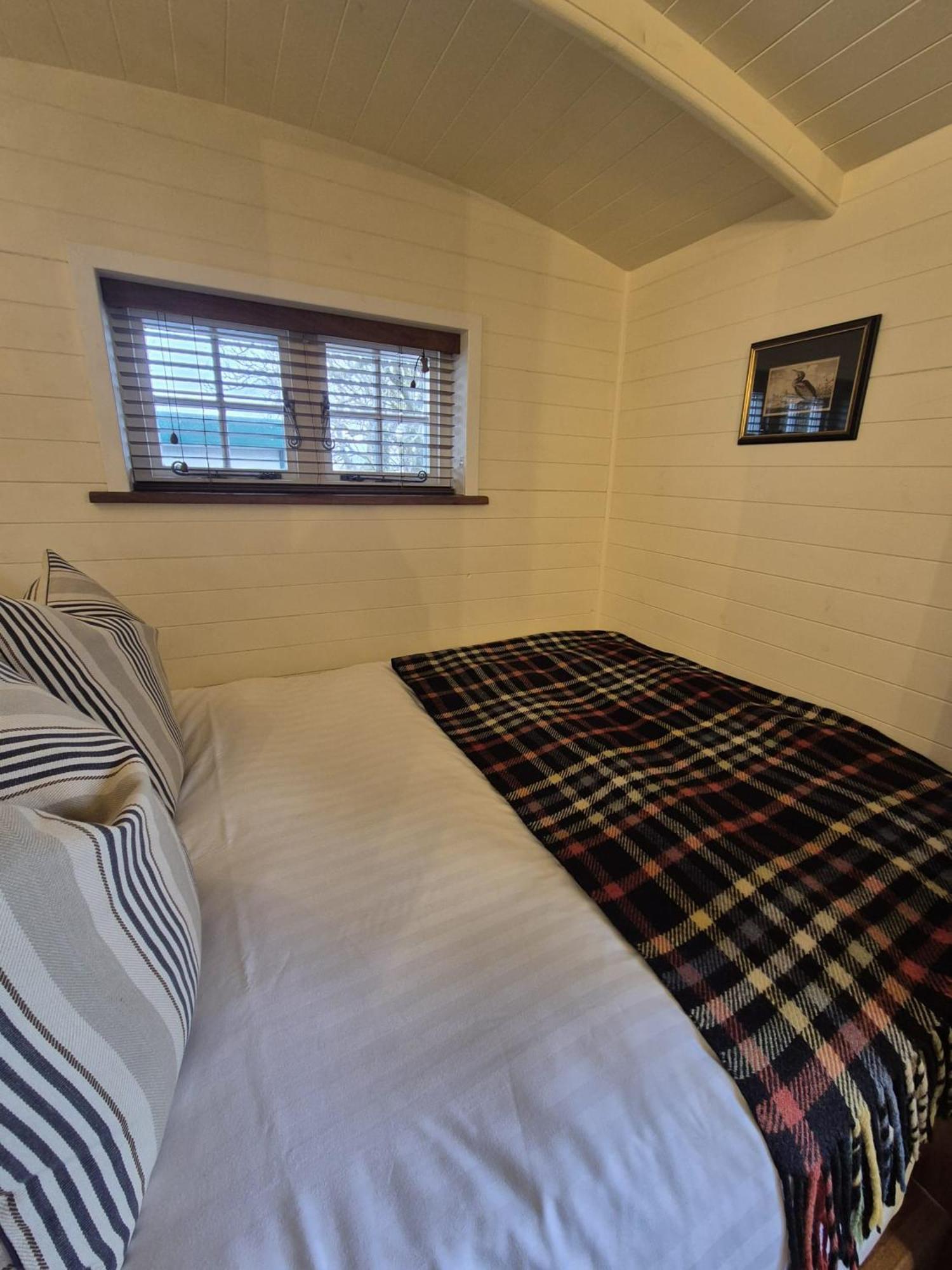 Corry Lodge Estate - Sheperds Huts Or Container Stays With Sea View 브로드포드 외부 사진